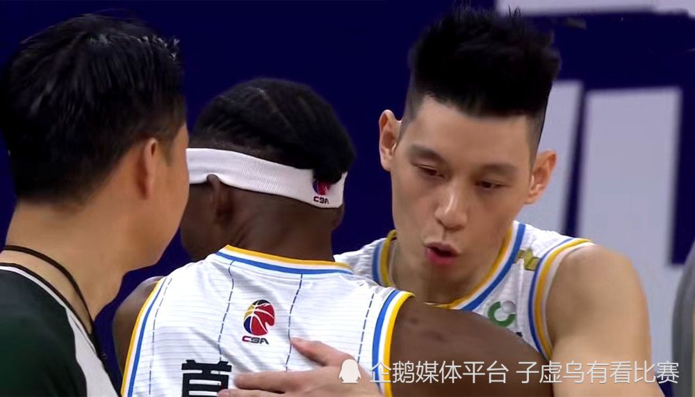 滕哈赫拥抱自己的爱将霍伊伦。